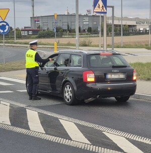 policjanta sprawdza trzeźwość kierującego